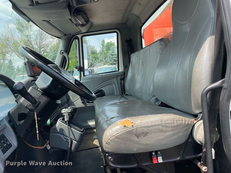 image for item DS8799 2006 International 4300  spreader truck