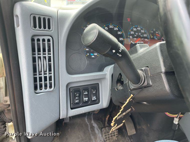 image for item DS8799 2006 International 4300  spreader truck