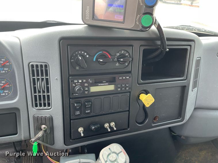 image for item DS8799 2006 International 4300  spreader truck