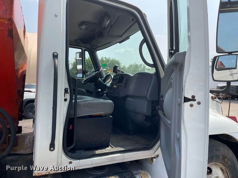 image for item DS8799 2006 International 4300  spreader truck