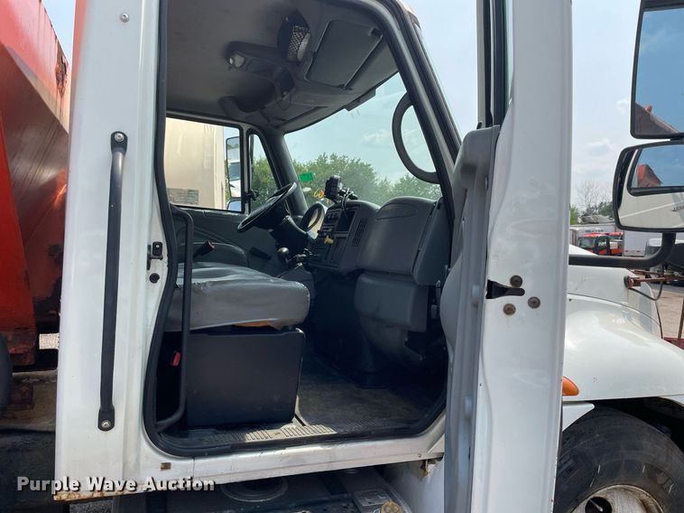 image for item DS8799 2006 International 4300  spreader truck