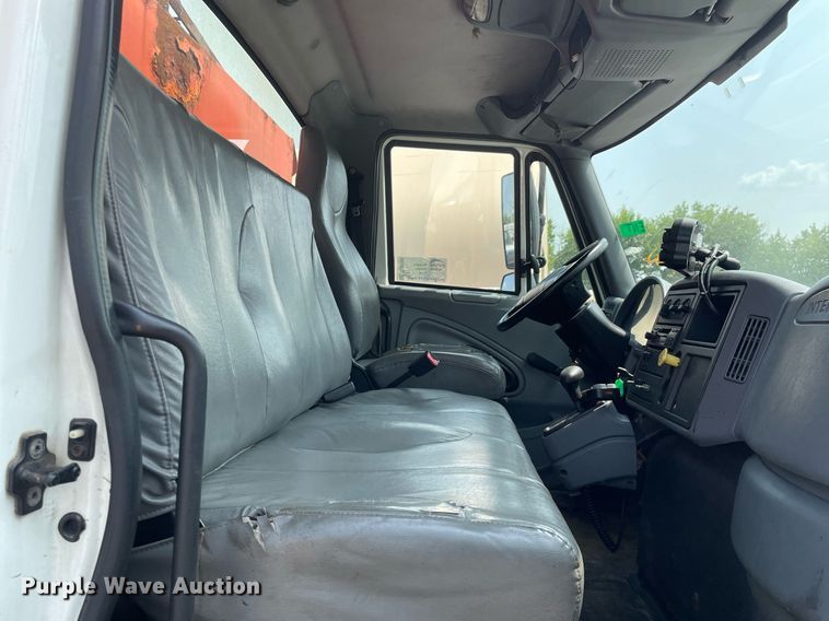 image for item DS8799 2006 International 4300  spreader truck