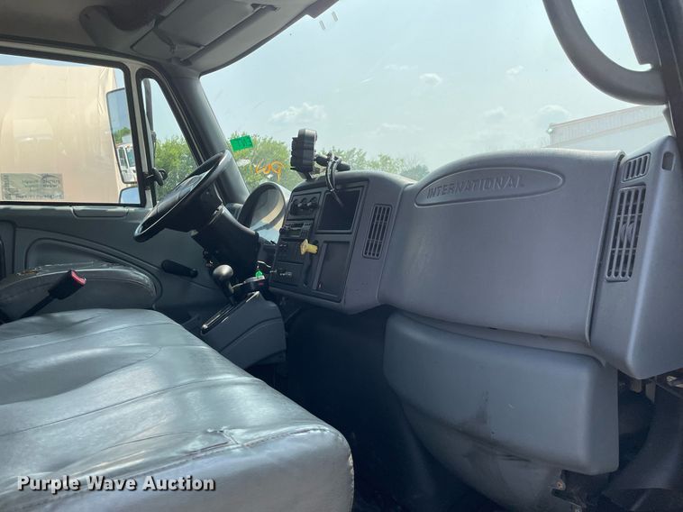 image for item DS8799 2006 International 4300  spreader truck