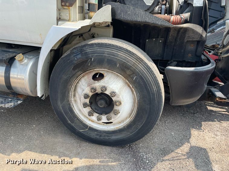 image for item DS8799 2006 International 4300  spreader truck