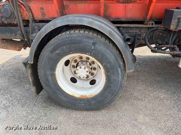 image for item DS8799 2006 International 4300  spreader truck