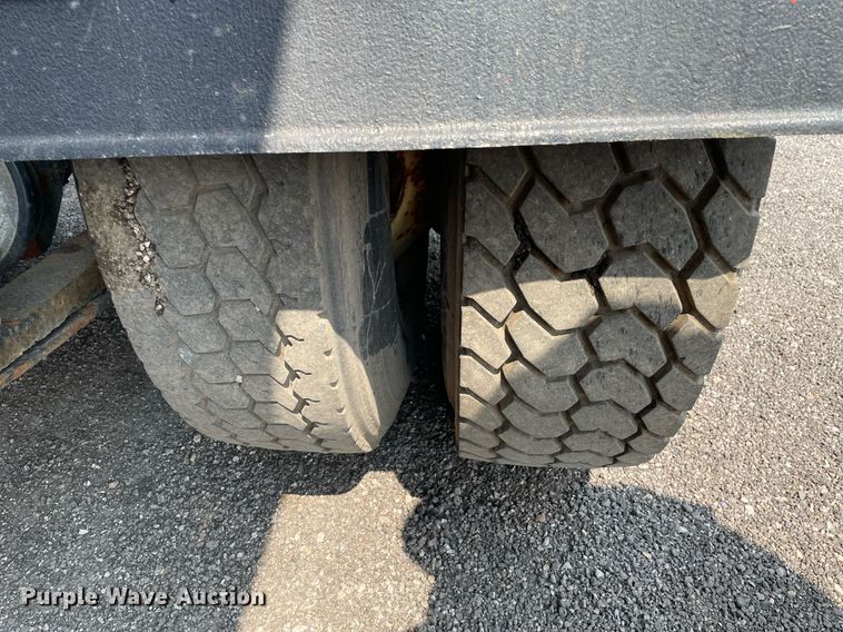 image for item DS8799 2006 International 4300  spreader truck