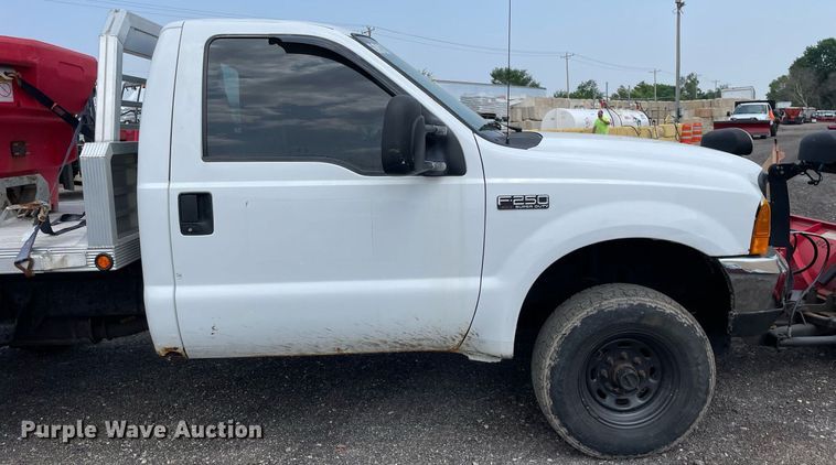 image for item DS8800 2004 Ford F250 Super Duty XLT  flatbed pickup truck