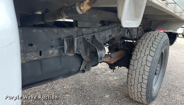 image for item DS8800 2004 Ford F250 Super Duty XLT  flatbed pickup truck