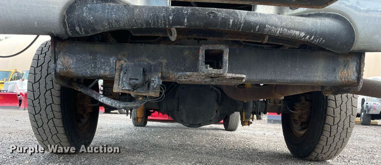 image for item DS8800 2004 Ford F250 Super Duty XLT  flatbed pickup truck