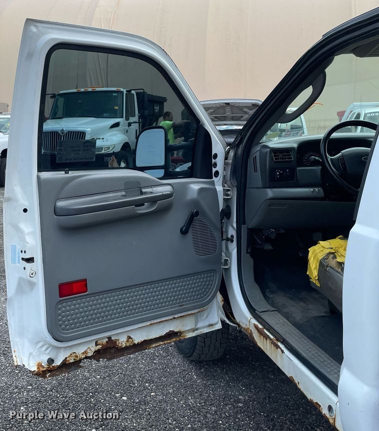 image for item DS8800 2004 Ford F250 Super Duty XLT  flatbed pickup truck