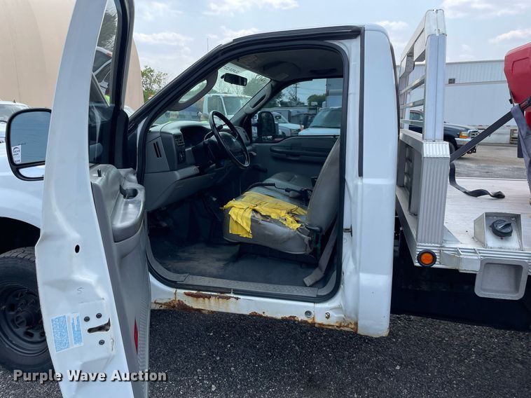 image for item DS8800 2004 Ford F250 Super Duty XLT  flatbed pickup truck