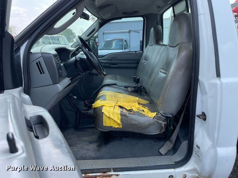 image for item DS8800 2004 Ford F250 Super Duty XLT  flatbed pickup truck