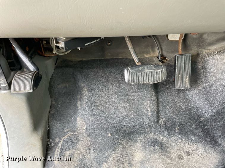 image for item DS8800 2004 Ford F250 Super Duty XLT  flatbed pickup truck