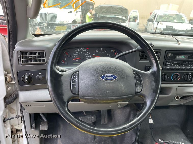 image for item DS8800 2004 Ford F250 Super Duty XLT  flatbed pickup truck