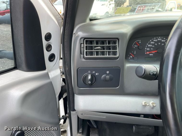 image for item DS8800 2004 Ford F250 Super Duty XLT  flatbed pickup truck