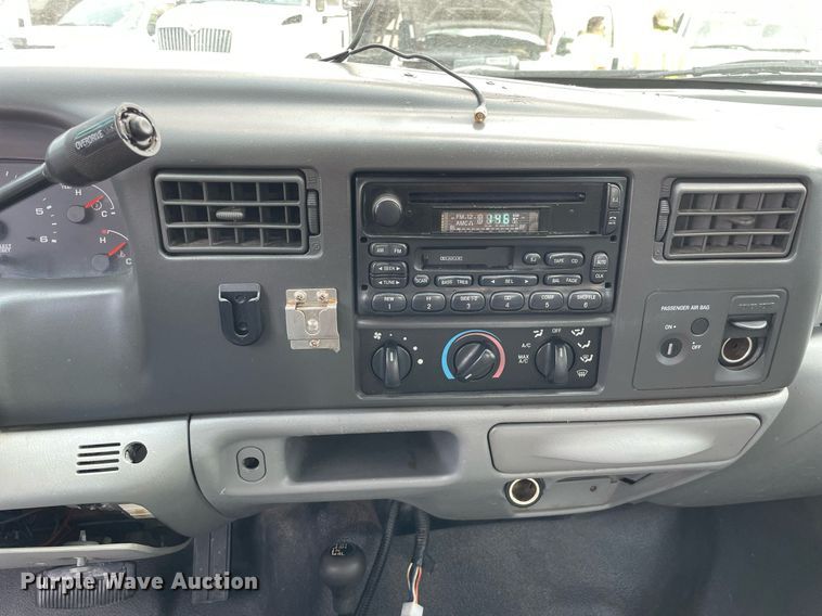 image for item DS8800 2004 Ford F250 Super Duty XLT  flatbed pickup truck