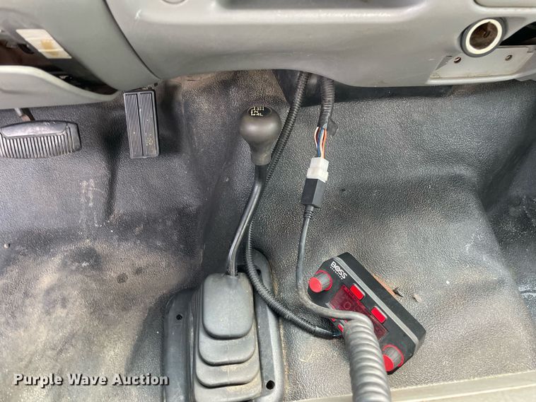 image for item DS8800 2004 Ford F250 Super Duty XLT  flatbed pickup truck