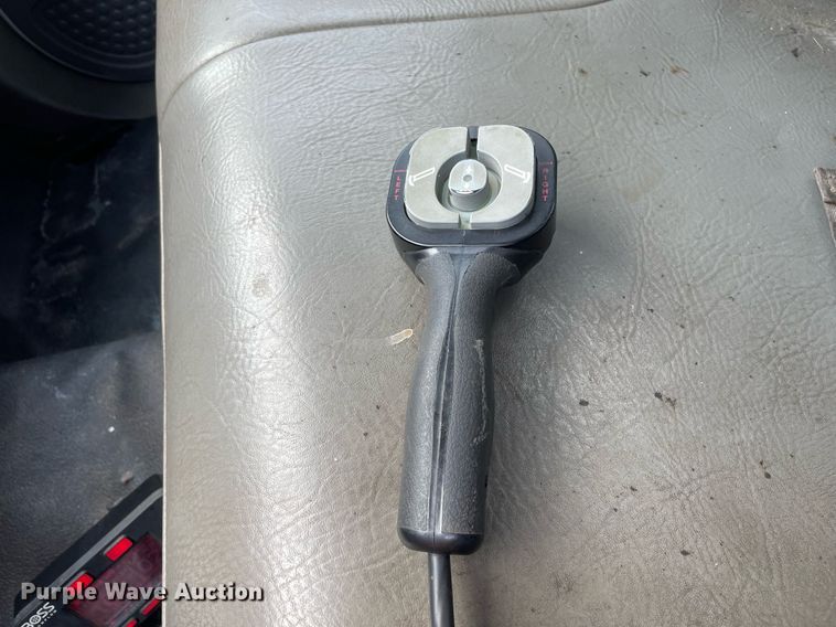 image for item DS8800 2004 Ford F250 Super Duty XLT  flatbed pickup truck