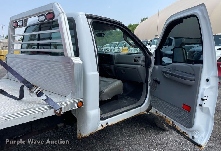 image for item DS8800 2004 Ford F250 Super Duty XLT  flatbed pickup truck