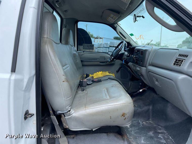 image for item DS8800 2004 Ford F250 Super Duty XLT  flatbed pickup truck