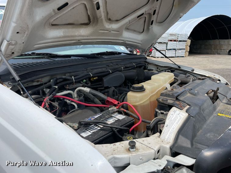 image for item DS8800 2004 Ford F250 Super Duty XLT  flatbed pickup truck