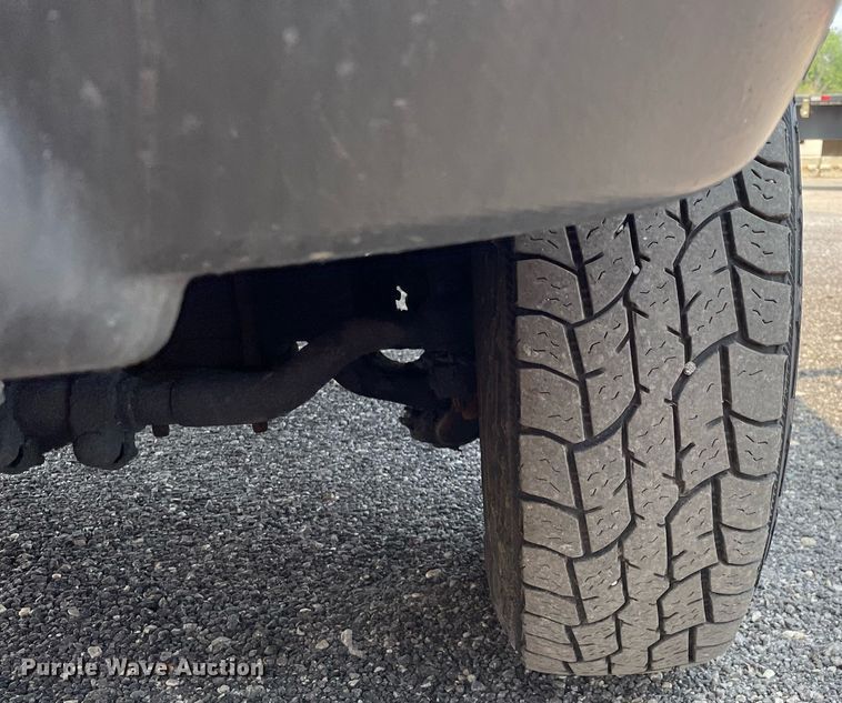 image for item DS8800 2004 Ford F250 Super Duty XLT  flatbed pickup truck