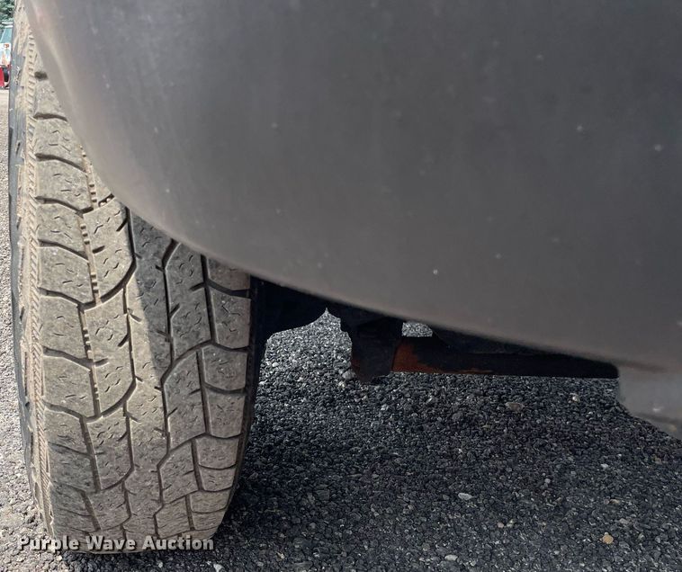 image for item DS8800 2004 Ford F250 Super Duty XLT  flatbed pickup truck