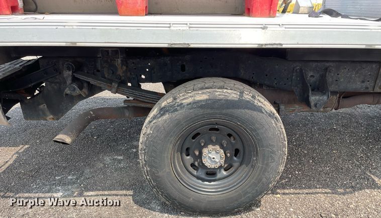 image for item DS8800 2004 Ford F250 Super Duty XLT  flatbed pickup truck