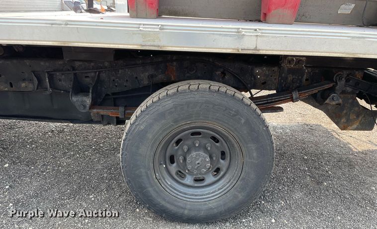 image for item DS8800 2004 Ford F250 Super Duty XLT  flatbed pickup truck