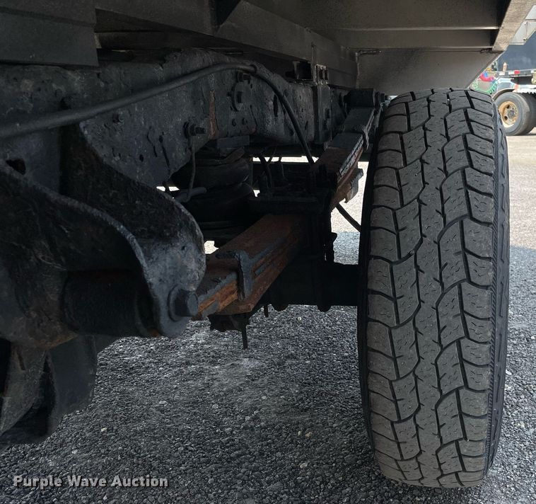 image for item DS8800 2004 Ford F250 Super Duty XLT  flatbed pickup truck