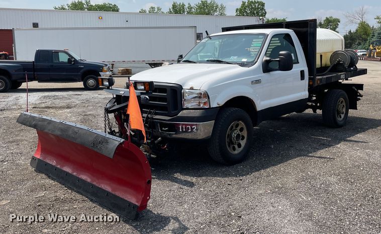 image for item DS8801 2005 Ford F350 Super Duty XL  flatbed pickup truck