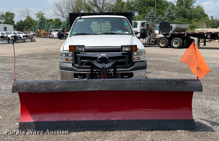 image for item DS8801 2005 Ford F350 Super Duty XL  flatbed pickup truck