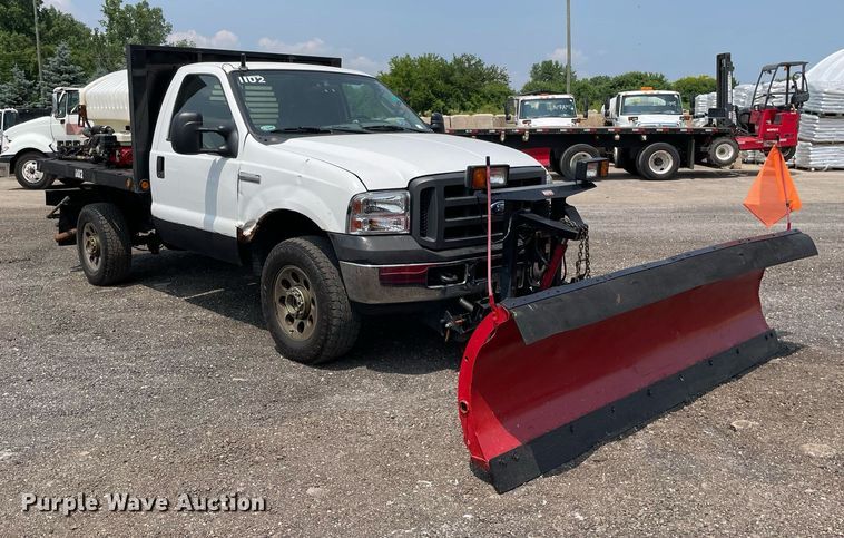 image for item DS8801 2005 Ford F350 Super Duty XL  flatbed pickup truck