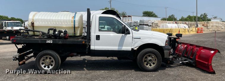 image for item DS8801 2005 Ford F350 Super Duty XL  flatbed pickup truck