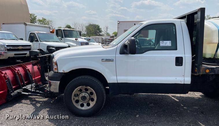 image for item DS8801 2005 Ford F350 Super Duty XL  flatbed pickup truck