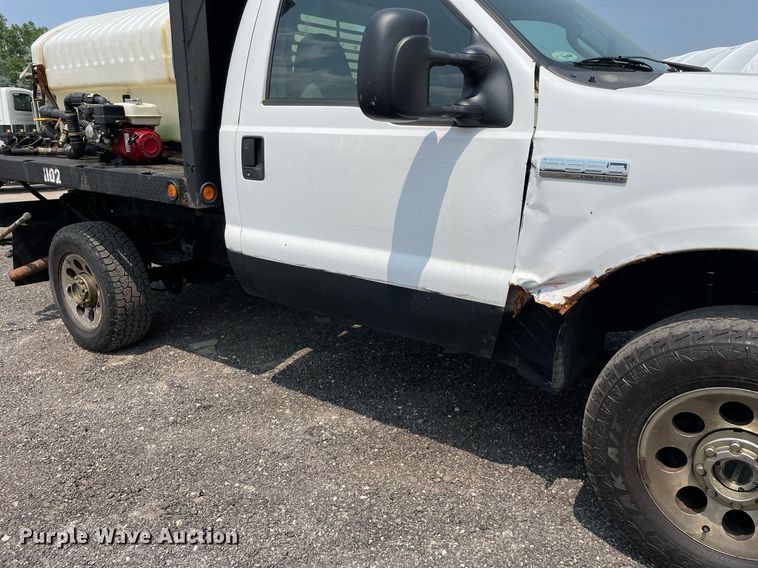 image for item DS8801 2005 Ford F350 Super Duty XL  flatbed pickup truck