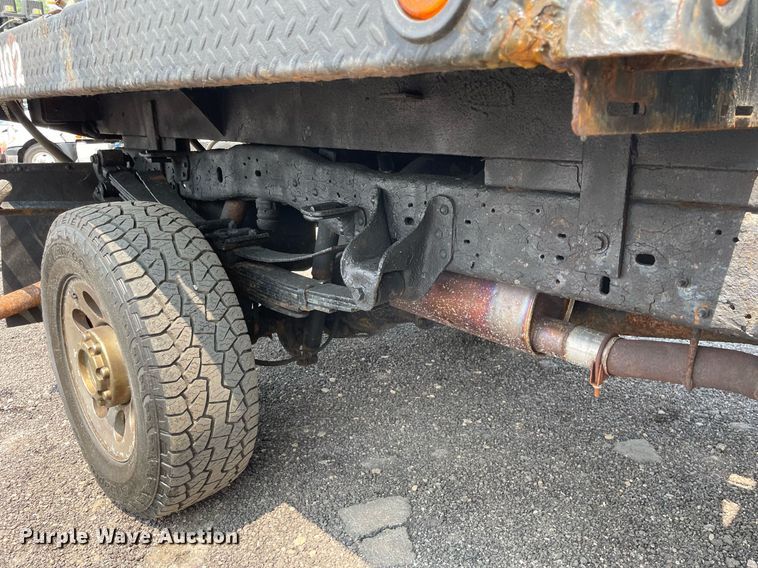 image for item DS8801 2005 Ford F350 Super Duty XL  flatbed pickup truck