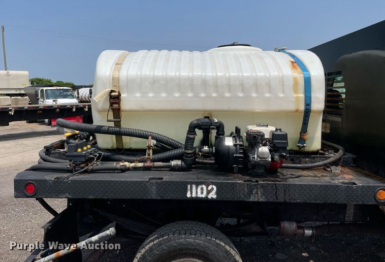 image for item DS8801 2005 Ford F350 Super Duty XL  flatbed pickup truck