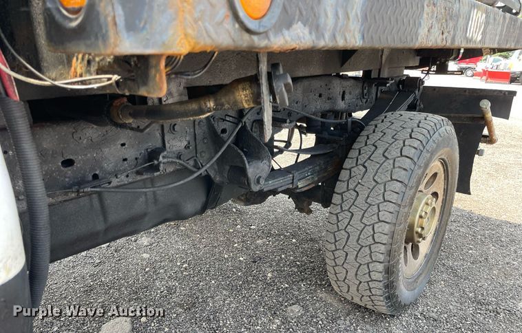 image for item DS8801 2005 Ford F350 Super Duty XL  flatbed pickup truck