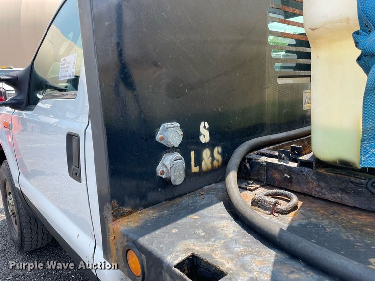 image for item DS8801 2005 Ford F350 Super Duty XL  flatbed pickup truck