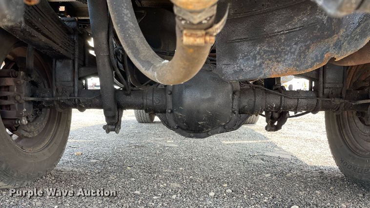 image for item DS8801 2005 Ford F350 Super Duty XL  flatbed pickup truck