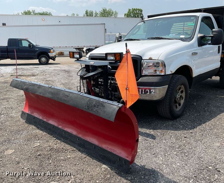 image for item DS8801 2005 Ford F350 Super Duty XL  flatbed pickup truck