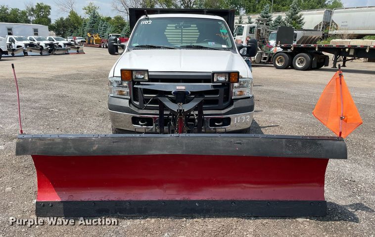 image for item DS8801 2005 Ford F350 Super Duty XL  flatbed pickup truck