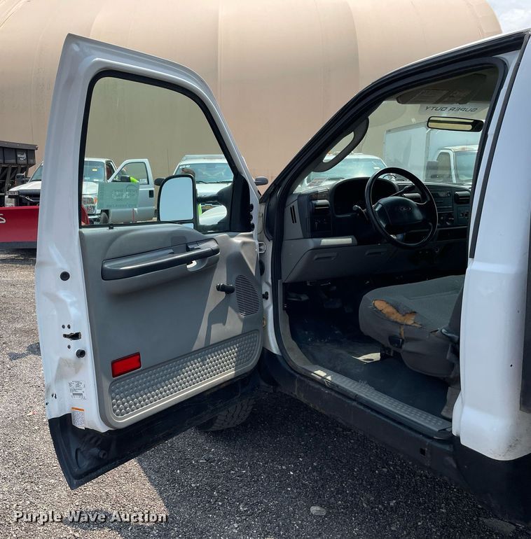 image for item DS8801 2005 Ford F350 Super Duty XL  flatbed pickup truck