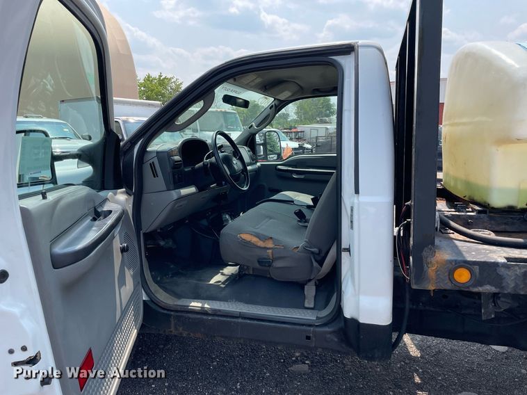 image for item DS8801 2005 Ford F350 Super Duty XL  flatbed pickup truck