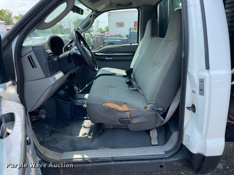 image for item DS8801 2005 Ford F350 Super Duty XL  flatbed pickup truck