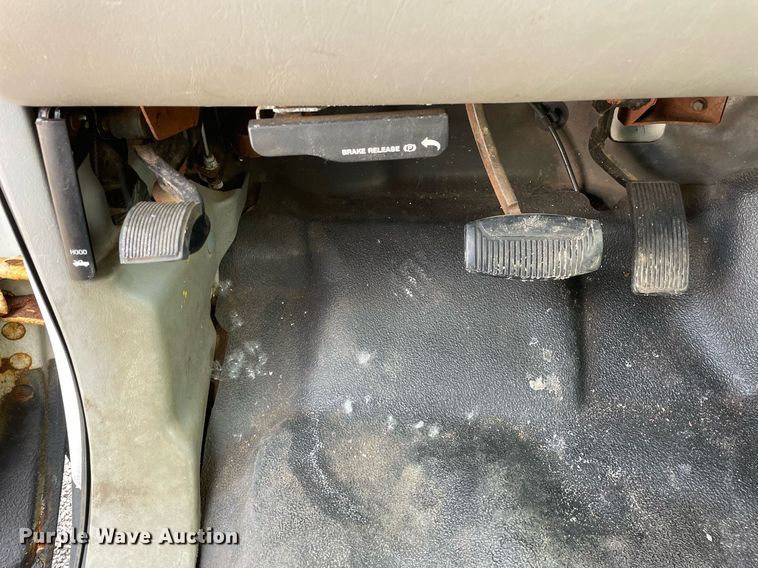 image for item DS8801 2005 Ford F350 Super Duty XL  flatbed pickup truck