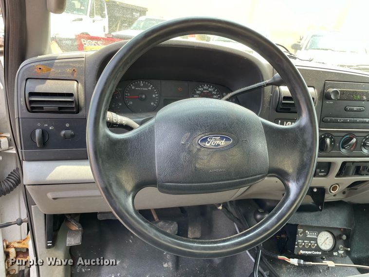 image for item DS8801 2005 Ford F350 Super Duty XL  flatbed pickup truck