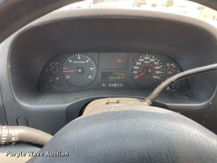 image for item DS8801 2005 Ford F350 Super Duty XL  flatbed pickup truck