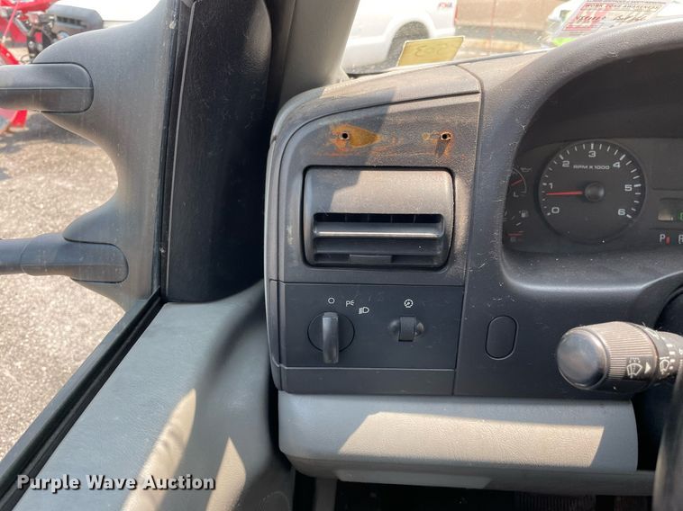 image for item DS8801 2005 Ford F350 Super Duty XL  flatbed pickup truck